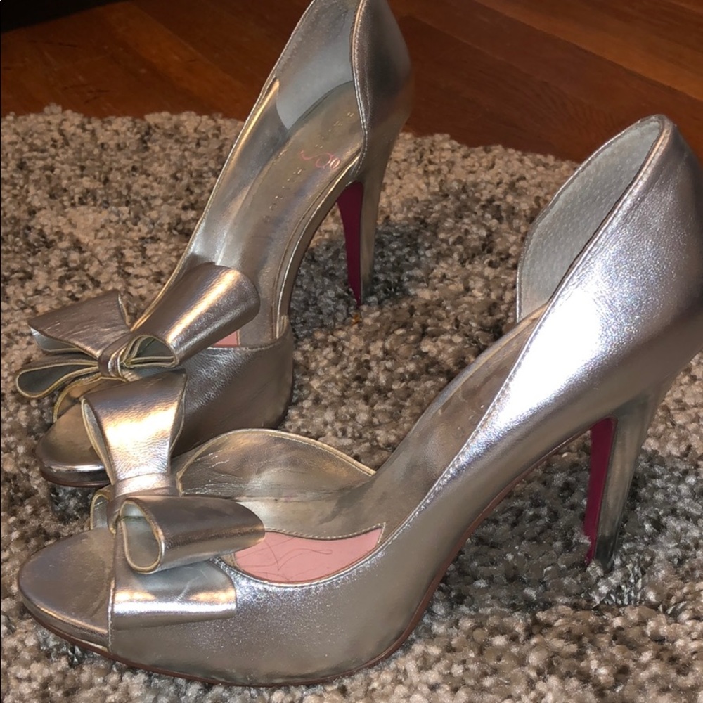 Silver peep toe pumps with bow